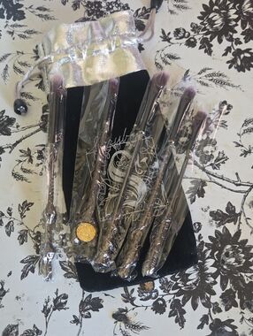 Harry Potter Themed Iridescent Silver Makeup Brush Set with Pink-Tipped Bristles